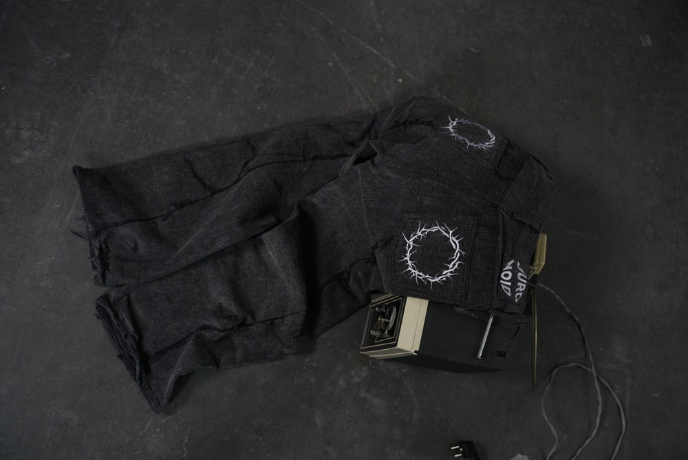JURONOID-Outfit und Accessoires als flach ausgelegte Komposition